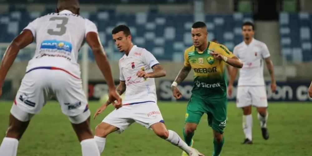 Em jogo eletrizante, Cuiabá e Paraná ficaram no empate