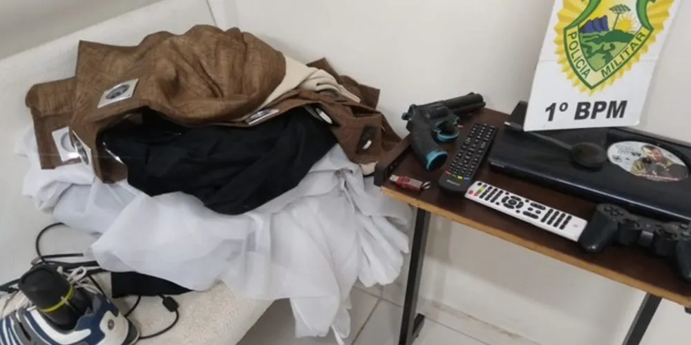 Objetos furtados de residência foram recuperados pela PM logo após o crime