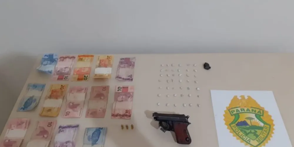 Jovens foram flagrados comercializando drogas e portando arma de fogo