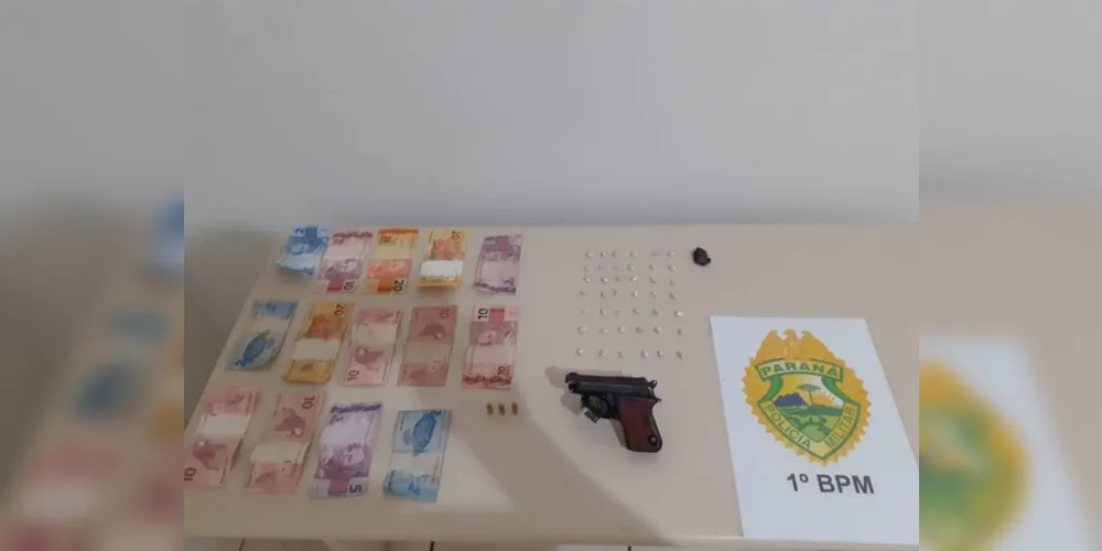Jovens foram flagrados comercializando drogas e portando arma de fogo