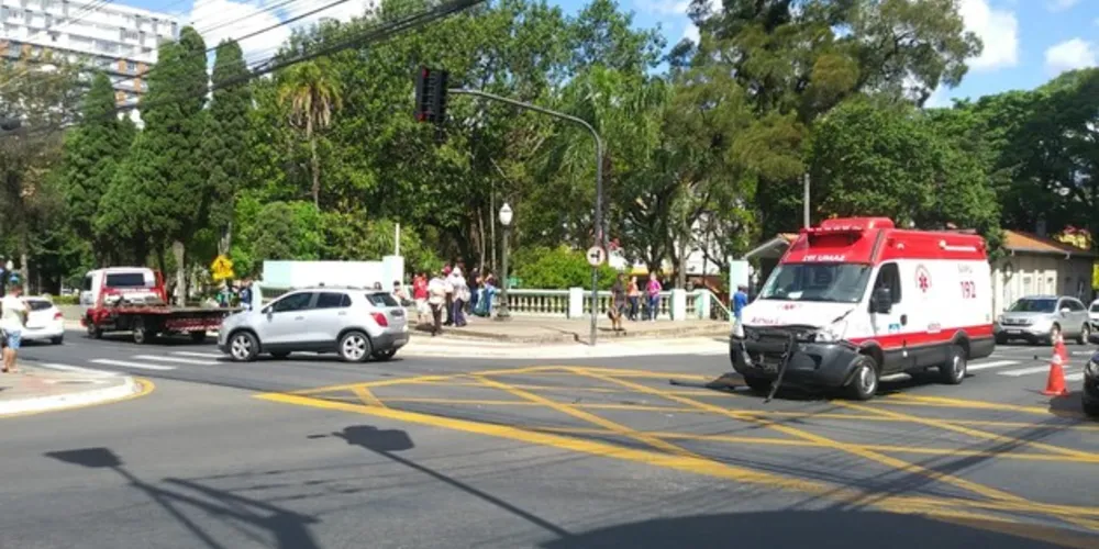 Imagem ilustrativa da imagem Acidente entre caminhão e ambulância complica o trânsito em PG