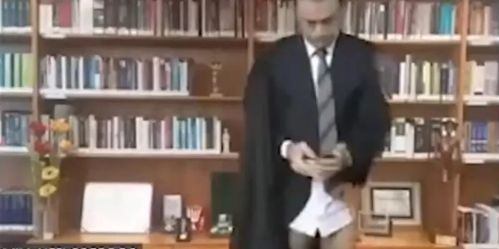 Néfi Cordeiro decidiu deixar a frente da tela do computador e foi até a estante de livros de sua casa