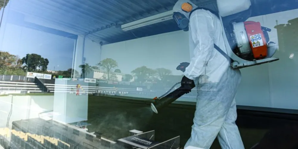 Os jogadores infectados estão afastados das atividades do clube cumprindo quarentena em isolamento domiciliar