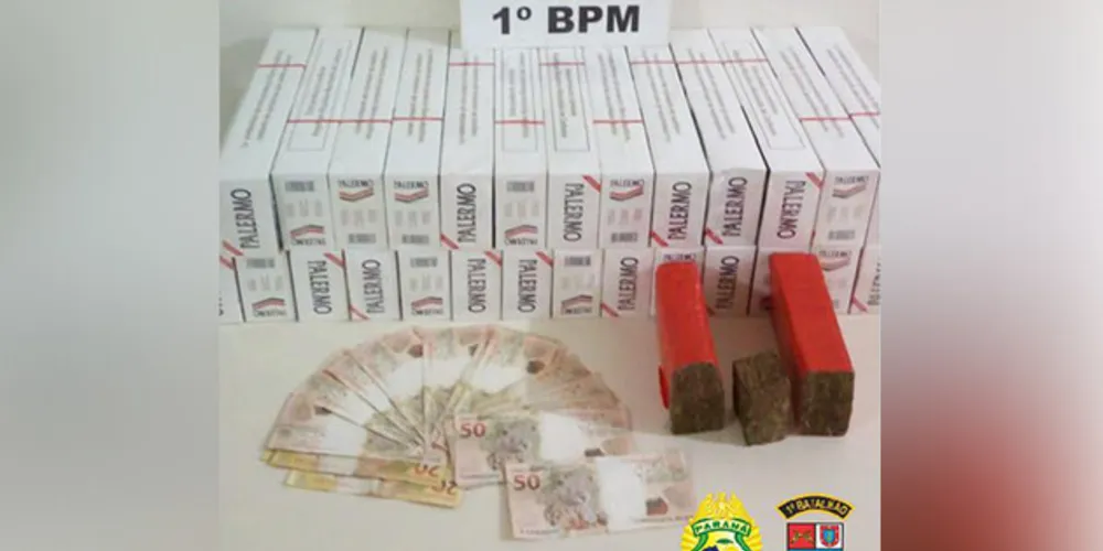 Foram apreendidos cigarros, drogas e um revólver durante a operação
