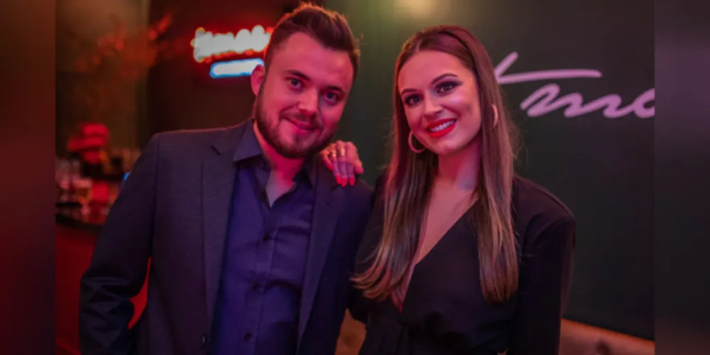 NOVO CICLO - O empresário Sergio Pereira será muito cumprimentado pela passagem de seu aniversário neste sábado (24). Serginho como é conhecido vem no comando do Temae Japanese Food, que tem se destacado entre as opções da noite princesina. No registro, Sergio e sua noiva Emanueli Pieta. Da coluna RC os votos de alegrias e sucesso