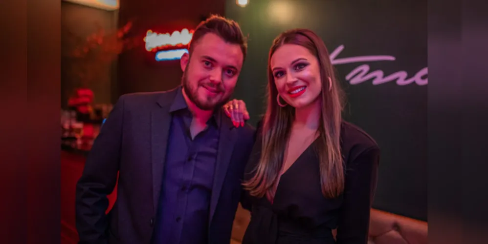 NOVO CICLO - O empresário Sergio Pereira será muito cumprimentado pela passagem de seu aniversário neste sábado (24). Serginho como é conhecido vem no comando do Temae Japanese Food, que tem se destacado entre as opções da noite princesina. No registro, Sergio e sua noiva Emanueli Pieta. Da coluna RC os votos de alegrias e sucesso