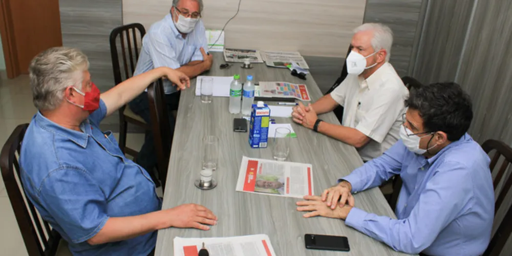 O presidente da AMPG, Francisco Barros Neto, e o diretor de Assuntos Comunitários, José Artur Sgarbi, receberam Edson Armando Silva e Valmir de Santi 