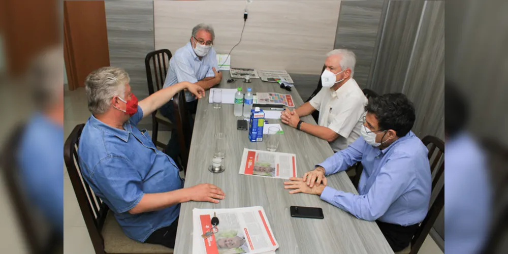 O presidente da AMPG, Francisco Barros Neto, e o diretor de Assuntos Comunitários, José Artur Sgarbi, receberam Edson Armando Silva e Valmir de Santi 