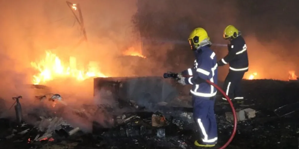 Fogo foi controlado quando já começava a atingir outra residência próxima