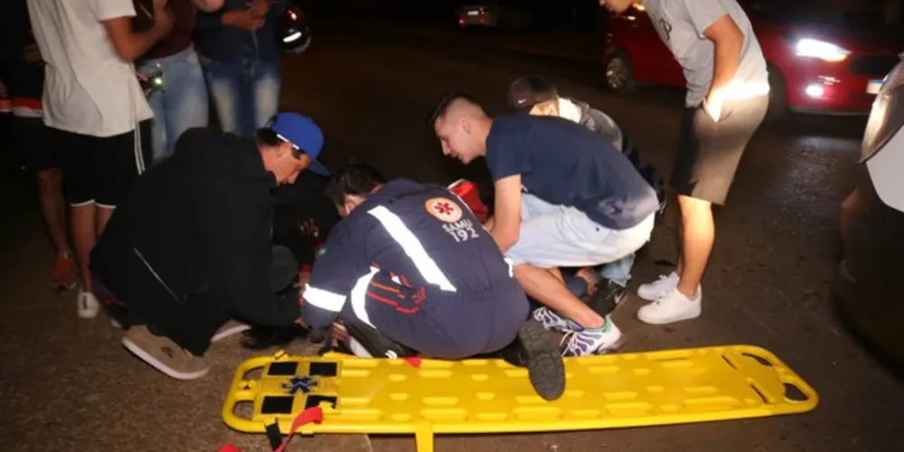 Pedestre atingido por moto foi levado ao hospital com ferimentos considerados graves