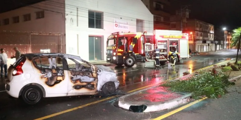 Motorista e passageiro conseguiram sair do carro, mas não evitaram destruição do veículo