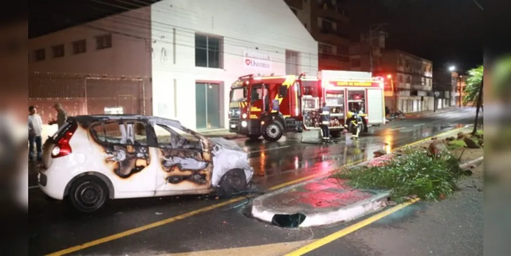 Motorista e passageiro conseguiram sair do carro, mas não evitaram destruição do veículo