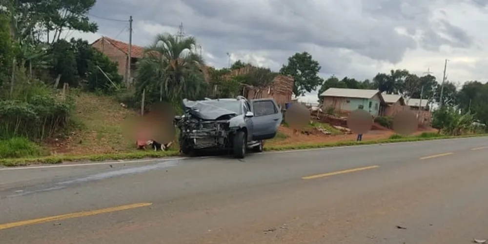 Veículos ficaram destruídos após a colisão