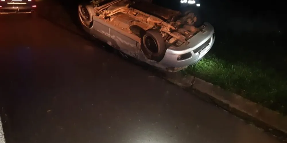 Imagem ilustrativa da imagem Motorista foge após capotar carro em Palmeira