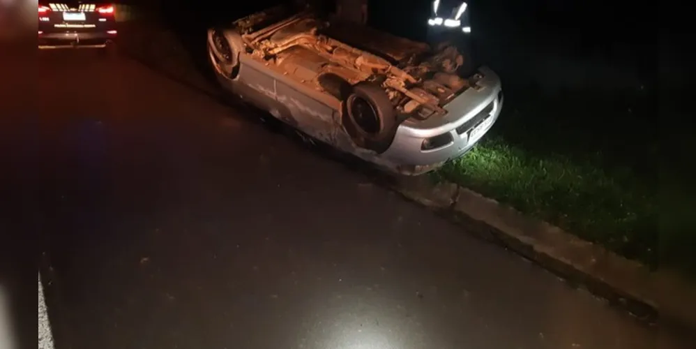 Imagem ilustrativa da imagem Motorista foge após capotar carro em Palmeira