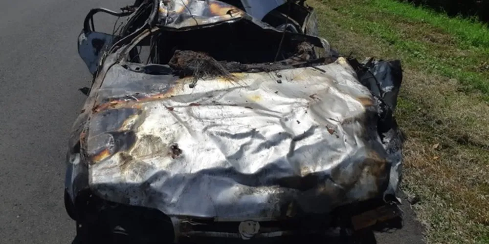 Imagem ilustrativa da imagem Carro pega fogo e deixa três pessoas feridas na BR-277