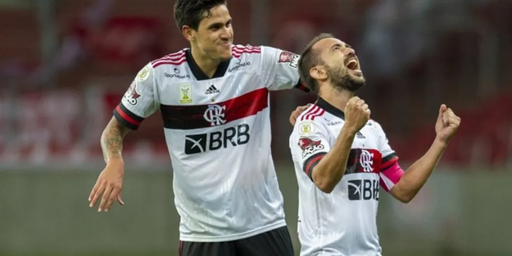 Everton Ribeiero marcou o gol de empate aos 49 da segunda etapa