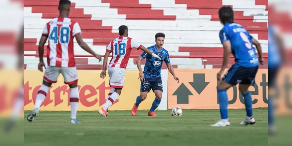Raposa saiu atrás no placar e sofreu para conseguir o empate no estádio dos Aflitos