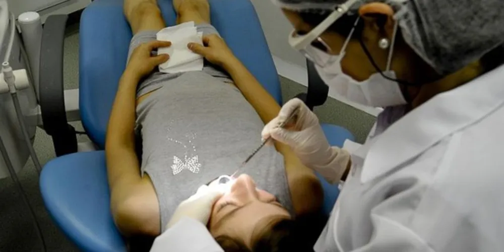 Uma pesquisa feita pela mesma universidade e publicada em junho identificou que os dentistas diminuíram bastante o atendimento, mais na rede pública do que na privada. 