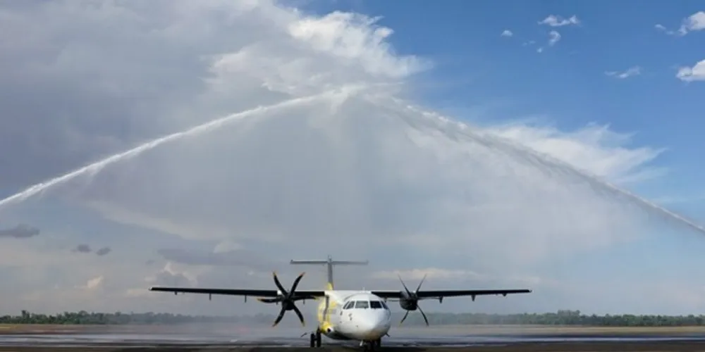 Ao pousar, a aeronave foi batizada com os tradicionais jatos d’água, na presença de representantes do trade turístico da cidade e convidados.