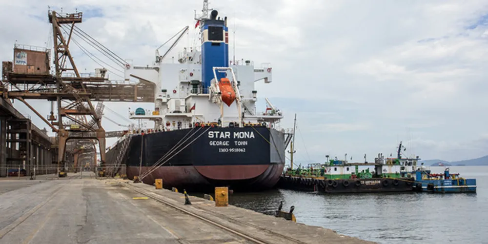 O trabalho é feito por sete marinheiros devidamente qualificados. Com mais de dez anos de experiência nesse tipo de atividade, eles passam por treinamentos e capacitação periódicos.