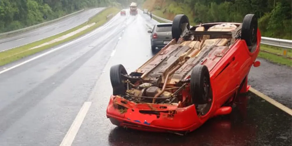 Motorista sofreu lesões graves e foi levado ao hospital em Telêmaco Borba