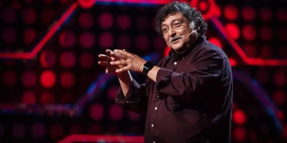 O cientista da computação indiano e teórico da educação, Sugata Mitra abre a programação.