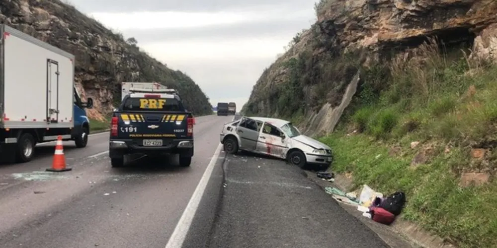 O acidente ocorreu quando um veículo Gol prata, que transitava sentido Curitiba, na rodovia em São Luiz do Purunã, por volta das 16 horas, ficou desgovernado e acabou capotando.