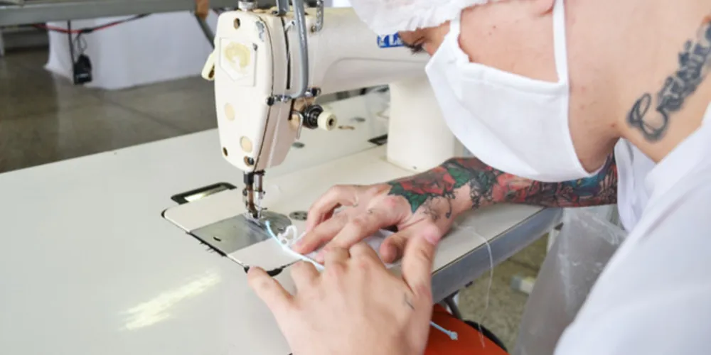 O levantamento do Depen Nacional mostrou ainda que 1.404 detentos paranaenses, sendo1.289 homens e 115 mulheres, estudam e trabalham.