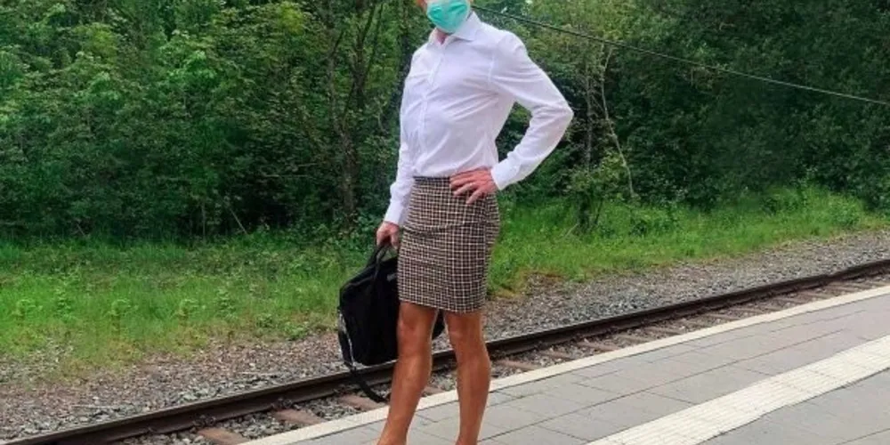 Engenheiro faz sucesso ao apostar no combo saia e salto alto para trabalhar