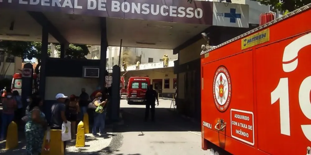 Bombeiros estão atuando no local com efetivos de quatro quartéis. Também há ambulâncias para o caso de remoção de pacientes.
