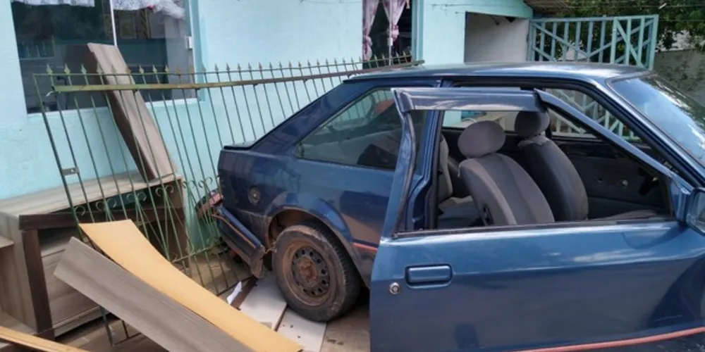 O carro, desgovernado e numa descida, seguiu em direção a uma residência