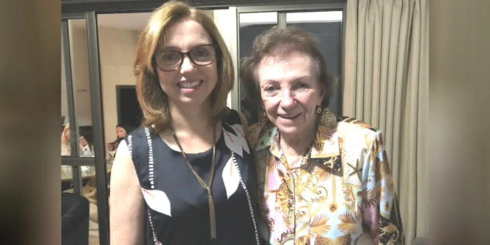 TROCA DE IDADE - A empresária Elfrida Perlin será muito cumprimentada pela passagem de seu aniversário na próxima quarta-feira (28). Elfrida é um dos nomes fortes do comércio local, sempre pensando no crescimento de nossa cidade, trazendo grandes marcas e novidades para suas clientes através das lojas Rainha. No registro, Elfrida com sua filha Marisa Perlin. Da coluna RC os votos de saúde e alegrias