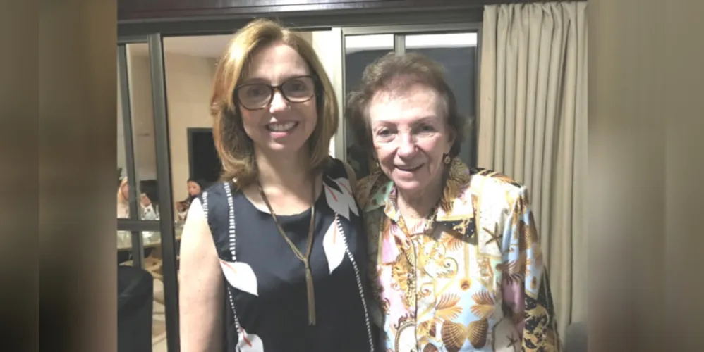 TROCA DE IDADE - A empresária Elfrida Perlin será muito cumprimentada pela passagem de seu aniversário na próxima quarta-feira (28). Elfrida é um dos nomes fortes do comércio local, sempre pensando no crescimento de nossa cidade, trazendo grandes marcas e novidades para suas clientes através das lojas Rainha. No registro, Elfrida com sua filha Marisa Perlin. Da coluna RC os votos de saúde e alegrias