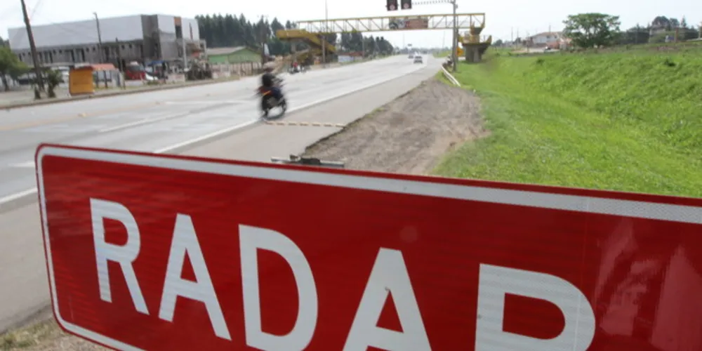 A regra vale tanto para radares fixos quanto móveis.