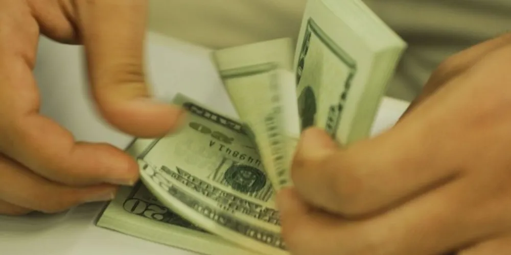 Dólar comercial encerrou esta terça-feira (27) vendido a R$ 5,682, com alta de R$ 0,07 (+1,25%)