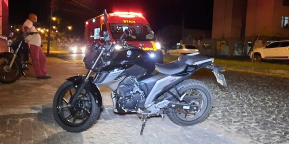 Poste na Avenida Ana Rita chegou a quebrar por causa do acidente