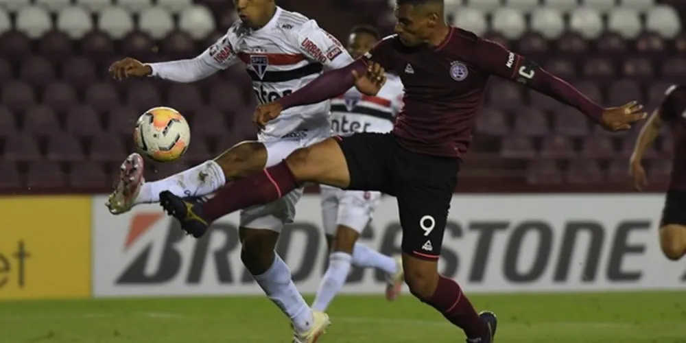 São Paulo saiu na frente na estreia da Sul-Americana, mas sofreu a virada do Lanús