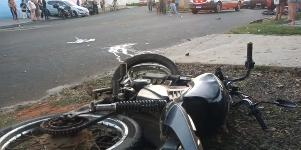 Rapaz chegou a ser socorrido, mas não resistiu aos ferimentos; outro piloto segue em estado grave