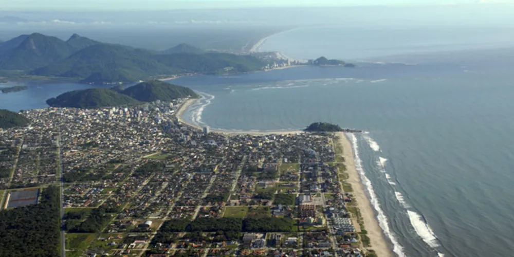 A construção da ponte vai facilitar o deslocamento entre as cidades de Matinhos e Guaratuba, que é feito pelo ferry-boat há décadas. 