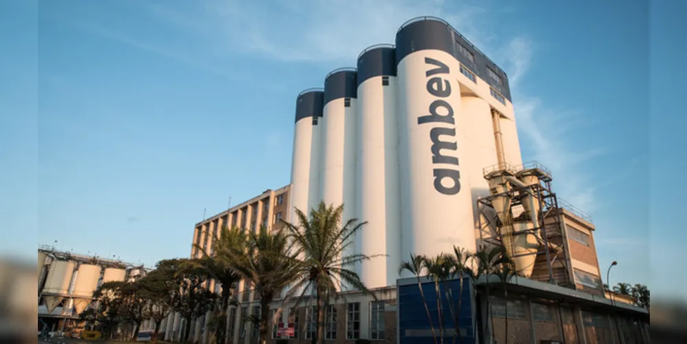 Com consumidores comprando cada vez mais localmente, durante a pandemia, a Ambev reforçou sua operação logística em todo o Brasil. 