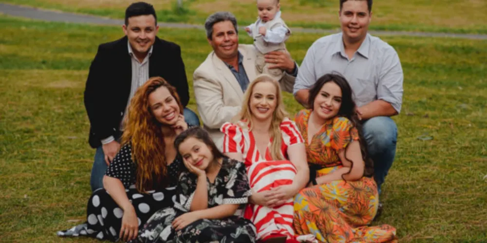 BEM ESTAR – Nesta noite (30), em um evento apenas para imprensa e convidados acontece à inauguração da mais completa loja Bem Estar, a maior loja de produtos naturais e suplementos dos Campos Gerais. Entre os itens oferecidos hortifrúti, suplementos, artigos para festas, utensílios domésticos e muito mais. No registro em família, Gilson Faria Rodrigues, Léia Lima Araújo Rodrigues, Ana Maysa Araújo Rodrigues Da Cruz, Rafael Ferreira da Cruz, Melquisedeque Araújo Rodrigues Da Cruz, Eduardo Calebi Araújo Rodrigues, Sara Letícia Carvalho Araújo Rodrigues e Maria Olívia Araújo Rodrigues. A loja fica na Rua Nicolau Kluppel Neto, 1304 - Santa Paula. Da coluna RC os votos de sucesso no novo empreendimento