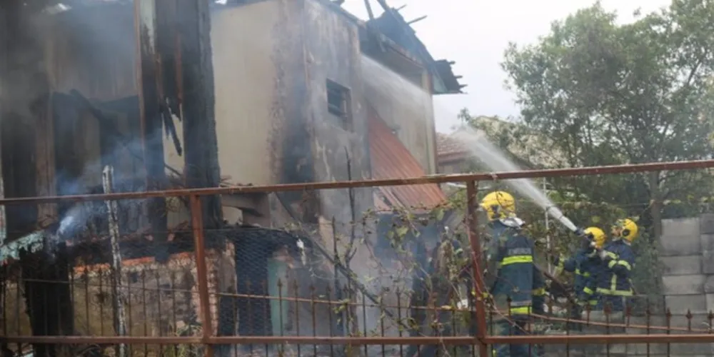 Fogo mobilizou equipes do Corpo de Bombeiros próximo às 14h20 de hoje