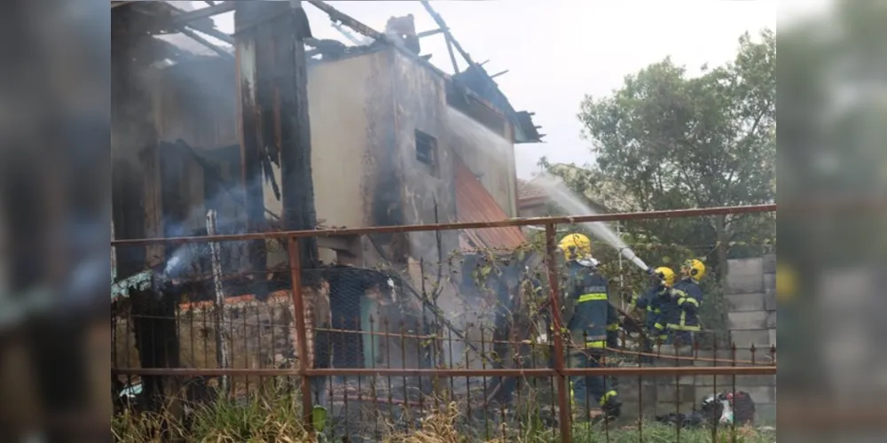 Fogo mobilizou equipes do Corpo de Bombeiros próximo às 14h20 de hoje
