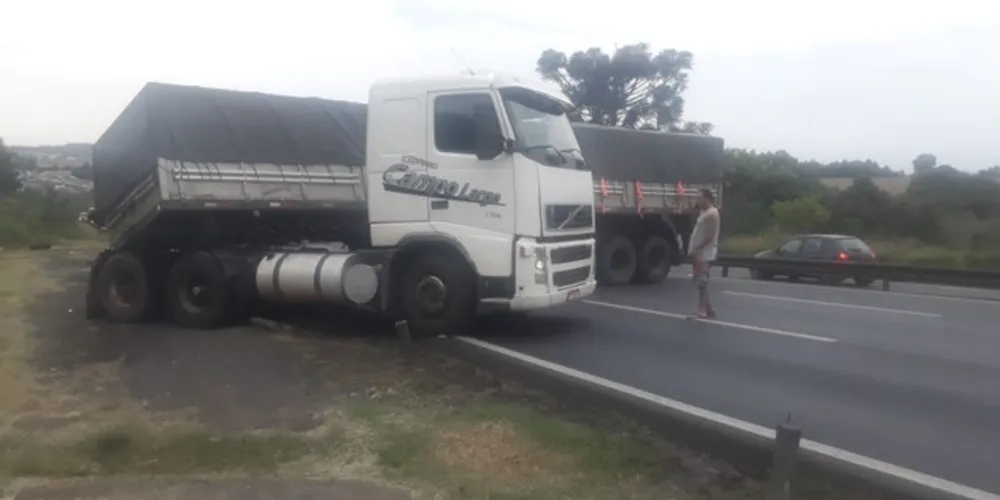 Imagem ilustrativa da imagem Carreta 'não vence' subida e trava rodovia de PG