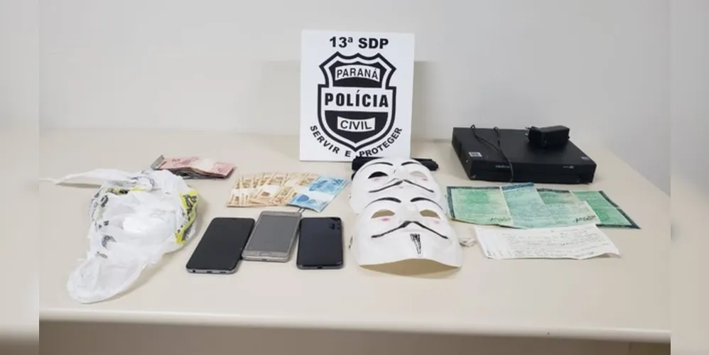 A ação policial teve por objetivo realizar a prisão de supostos autores de crimes e cumpriu mandado de busca e apreensão em três residências. As prisões e buscas aconteceram nos bairros Boa Vista, Órfãs e Nova Rússia.