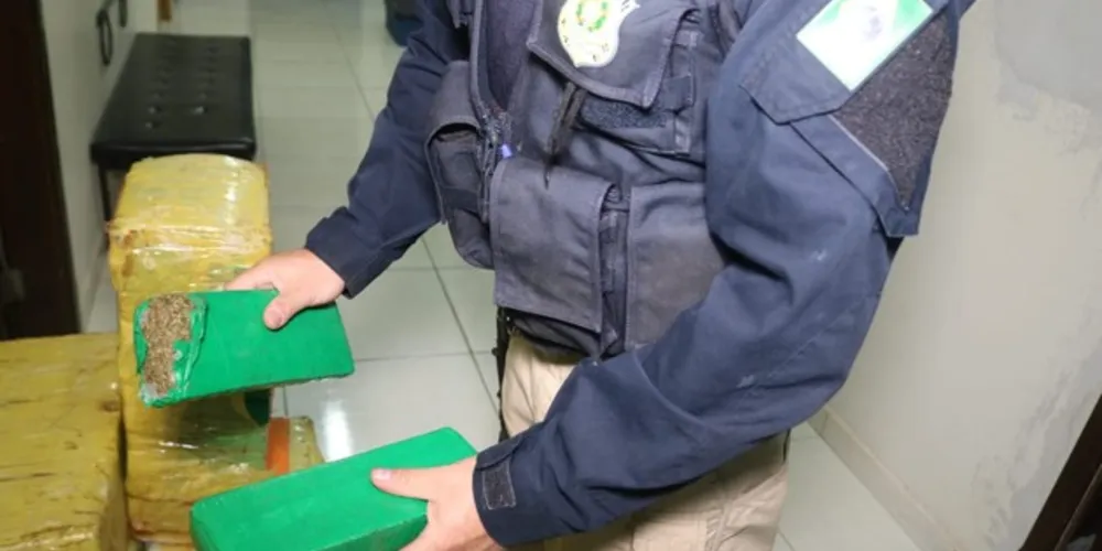 Droga estava dividida em tabletes transportados no porta-malas de carro roubado