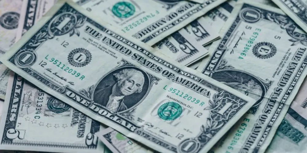 No mercado de câmbio, o dólar comercial fechou o dia vendido a R$ 5,765, com leve alta de R$ 0,002 (+0,03%).