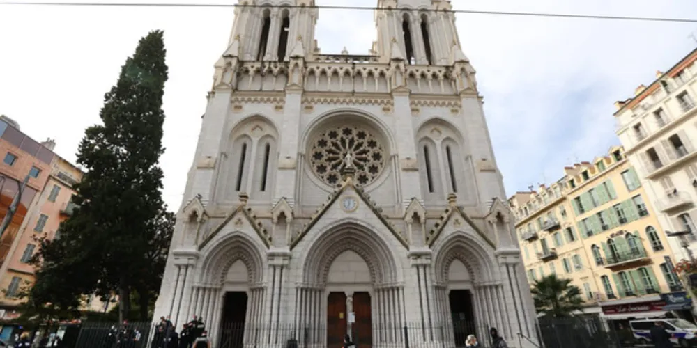 Segundo uma fonte da polícia, o ataque ocorreu perto das 9h (horário local), quando o homem entrou na igreja.