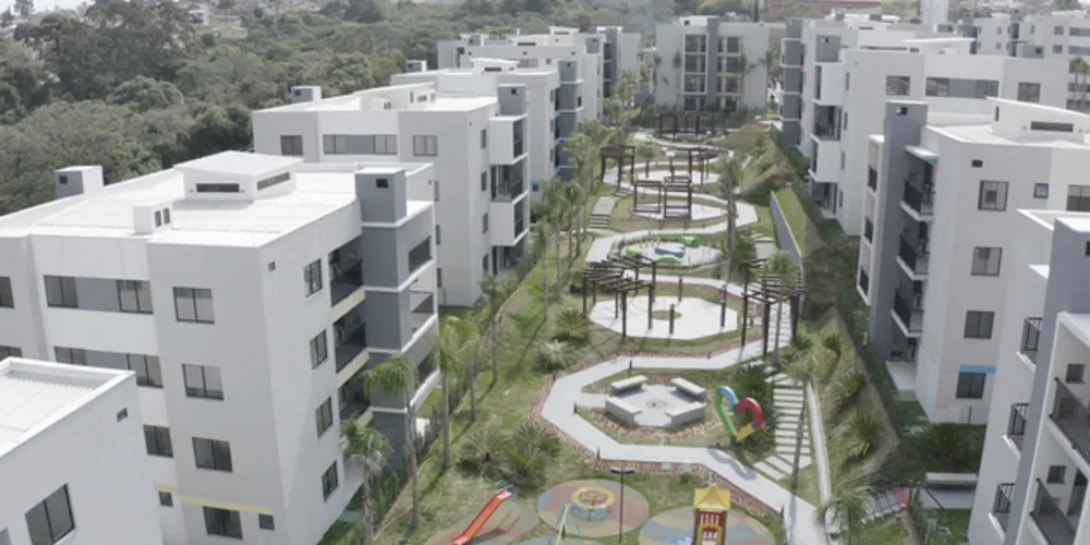 Com 32 torres, o condomínio apresenta diferenciais como piscina, campo de mini golfe, quadra poliesportiva e de areia, salões de festas e de jogos, entre outros. 